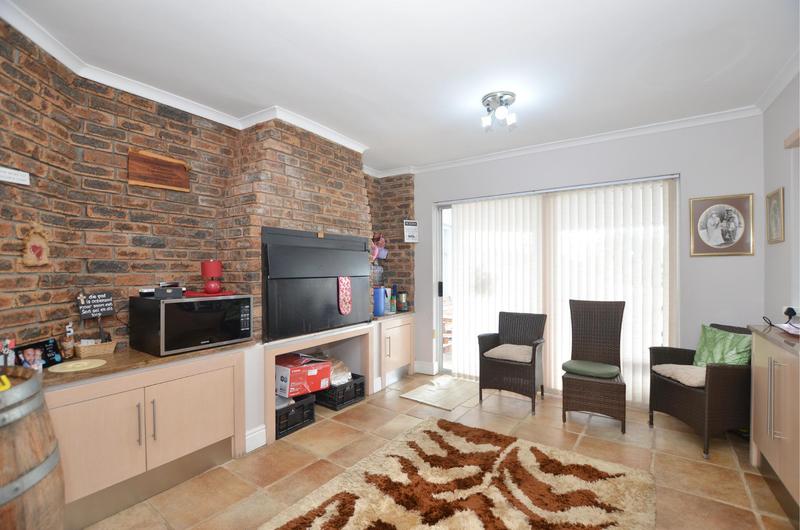 To Let 4 Bedroom Property for Rent in Everglen Western Cape